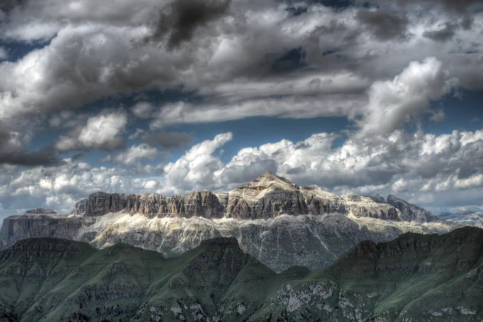 https://commons.wikimedia.org/wiki/File:Sella_Group_-_Pian_dei_Fiacconi,_Canazei,_Trento,_Italy_-_August_13,_2013.jpg?uselang=fr