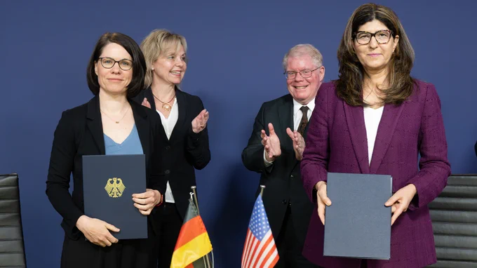 BMBF-Abteilungsleiterin Tina Klüwer, BMBF-Staatssekretärin Prof. Sabine Döring, Woodward Clark Price, Deputy Chief of Mission, U.S. Department of State, U.S. Embassy Berlin und Rahima Kandahari, Deputy Assistant Secretary for the Bureau of Oceans, and International Environmental and Scientific Affairs (OES). 