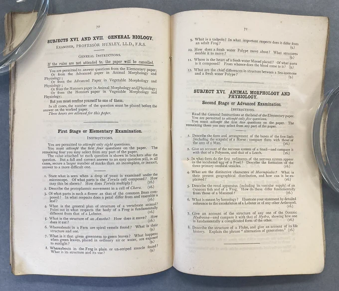 Open double page of the book. The left hand side shows the questions for General Biology, teh right hand side the questions for Animal Morphology and Physiology.