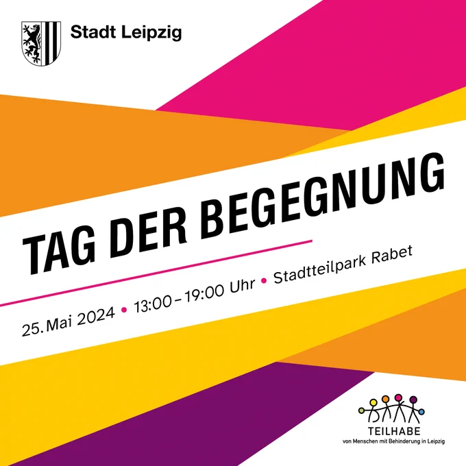 Das offizielle Banner des Tages mit bunten Balken in pink, orange und gelb quer über die Fläche. Oben links das Logo der Stadt Leipzig, unten rechts das Logo "Teilhabe von Menschen mit Behinderung in Leipzig". In der Mitte leicht diagonal geschrieben: Tag der Begegnung, 25. Mai, 13-19 Uhr, Stadtteilpark Rabet.