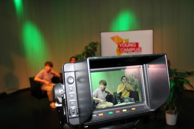 Foto vom Young Campus 2023: Jugendliche im Fernsehstudio der FH