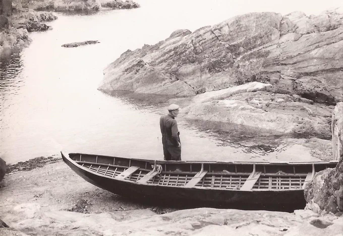 Tomás Ó Dálaigh with currach, 1971. © Máire Ní Dhálaigh.