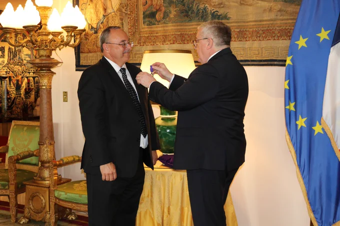 L’ambassadeur a remis à Sylvain Charbonneau, les insignes de Chevalier de l'ordre des Palmes académiques, le jeudi 23 mai 2024, à la résidence de France à Ottawa.