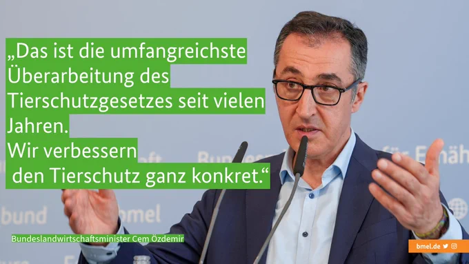 Zitat-Sharepic: Bundesminister Cem Özdemir bei der Pressekonferenz: Text: "Das ist die umfangreichste Überarbeitung des Tierschutzgesetzes seit vielen Jahren. Wir verbessern den Tierschutz ganz konkret."