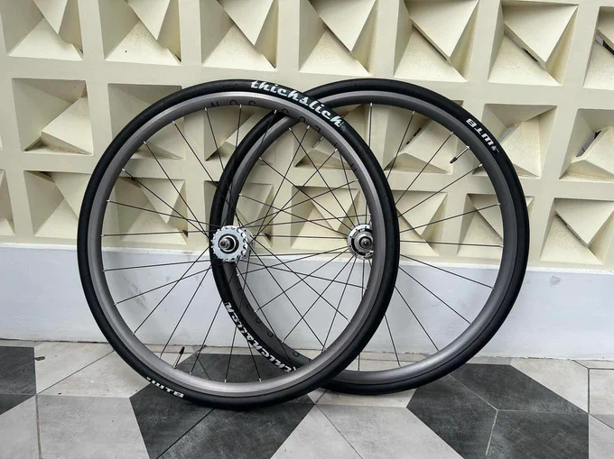 wheelset h plus son archetype   hub dt swis 20/24, cogset copotan dari hub pizz, ban thickstick. kondisi: mulus no lecet ,1 bulan pemakaian(km rendah) (4,4jt) negotiable