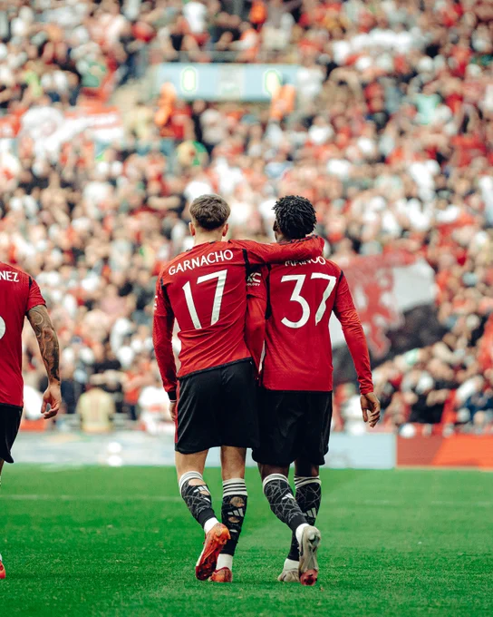 Alejandro Garnacho and Kobbie Mainoo arm in arm at Wembley.