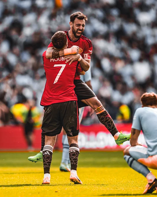 An image of Bruno Fernandes celebrating with Mason Mount