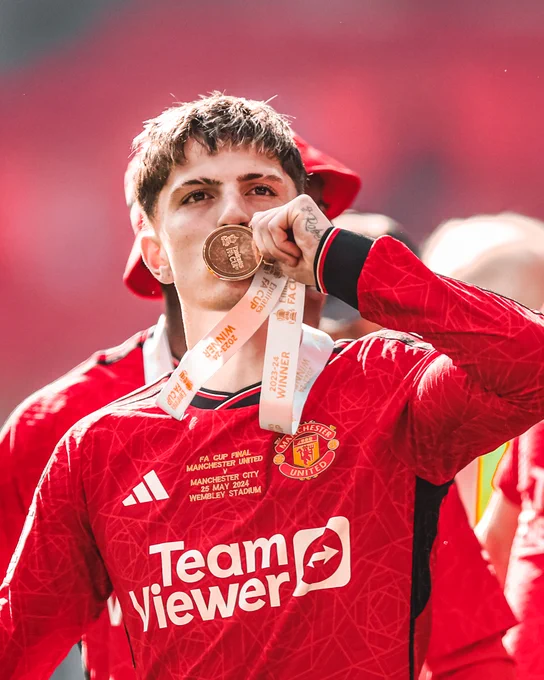 An image of Alejandro Garnacho kissing his Emirates FA Cup winners medal