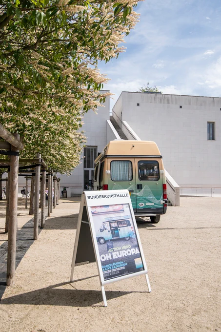 Foto zeigt das Camper-Tonstudio auf dem Museumsplatz.

Foto: Sarah Larissa Heuser, 2024 © Kunst- und Ausstellungshalle der Bundesrepublik Deutschland GmbH