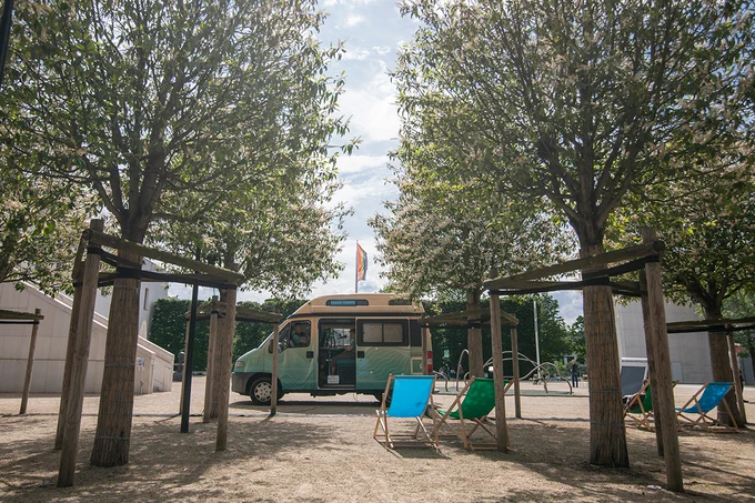 Foto zeigt das Camper-Tonstudio auf dem Museumsplatz.

Foto: Sarah Larissa Heuser, 2024 © Kunst- und Ausstellungshalle der Bundesrepublik Deutschland GmbH