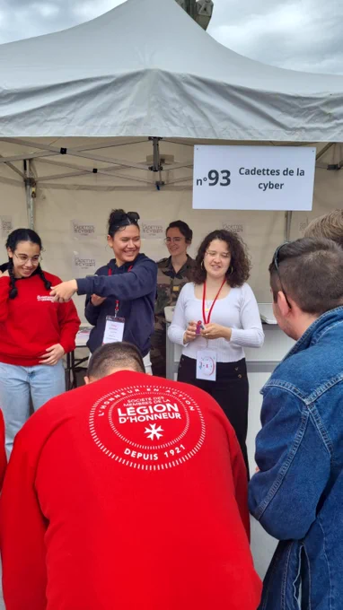 Rassemblement devant le stand des Cadettes de la cyber lors des Olympiades de la jeunesse à Paris