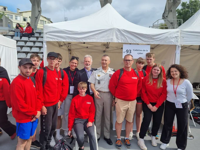LE chef d'état-major des Armées sur le stand des Cadettes de la cyber lors des Olympiades de la jeunesse à Paris