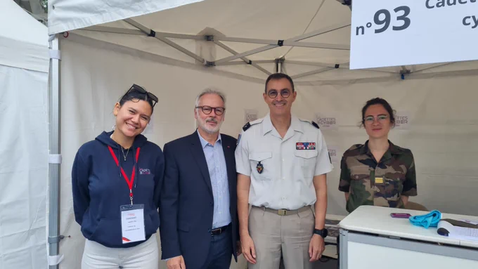 Le gouverneur militaire de Paris devant le stand des Cadettes de la cyber lors des Olympiades de la jeunesse à Paris