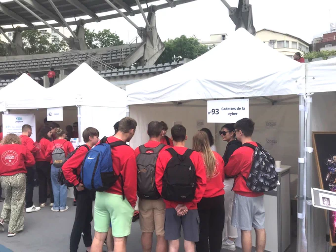 Rassemblement devant le stand des Cadettes de la cyber lors des Olympiades de la jeunesse à Paris