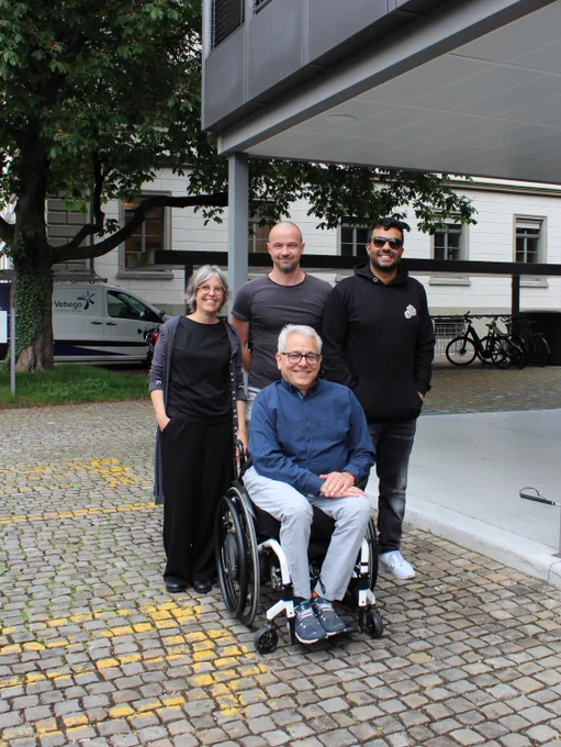 Gruppenfoto von 4 Mitarbeitenden