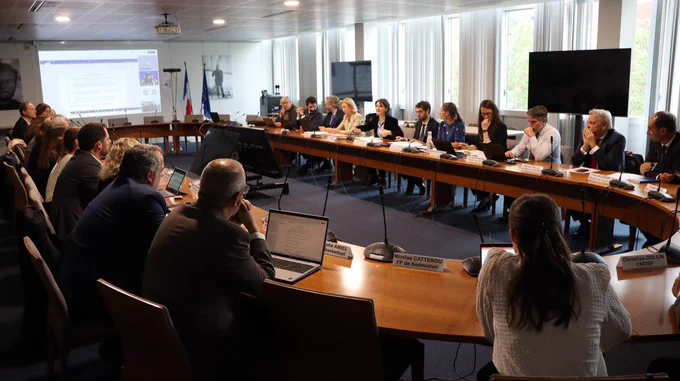 Photo du tour de table de la première réunion de la plateforme nationale de lutte contre la manipulation des compétitions sportives depuis sa pleine consécration juridique. Les personnes sont assises autour d’une table en présence d’Amélie Oudéa Castéra.