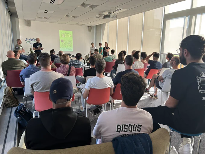 Une cinquantaine de personnes assises devant 4 personnes ( les speakers et l’organisateur du meetup Montpellier tech ) en arrière plan une diapo.