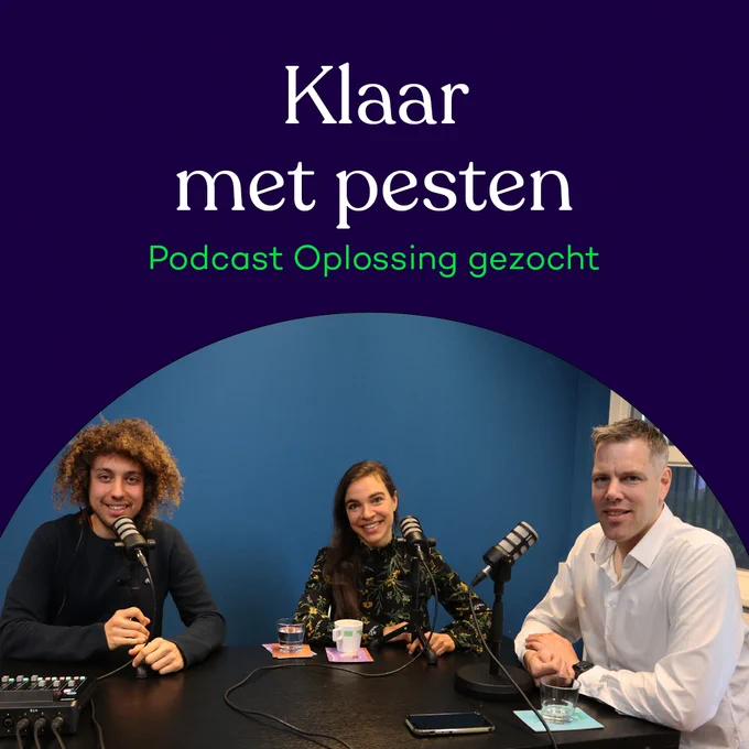 Van links naar rechts staan afgebeeld co-host Nour Eldín Emara, podcastgast Tessa Kaufman en co-host Robert Visscher. 