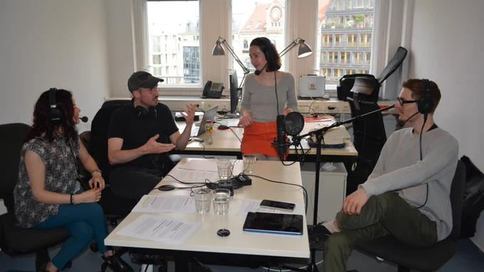 Redaktion des Podcasts Microform:
Ana María Orjuela-Acosta, Marvin Renfordt, Marie van Bömmel,
Johann Gartlinger (v.l.n.r.). 
Foto: Morten Schneider