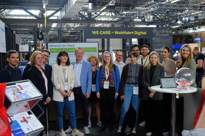 Delegation der Bundestagsfraktion Bündnis 90 / Die Grünen mit Maik Außendorf, Misbah Khan und Tabea Rößner am Stand der Wohlfahrt Digital auf der re:publica 2024.