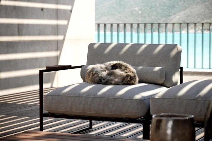 Badi Outdoor Armchair: Style & Comfort. Standalone or create a cosy outdoor haven with Badi sofas & poufs. Textured black iron frame & comfy fabric. Enhance your patio!
