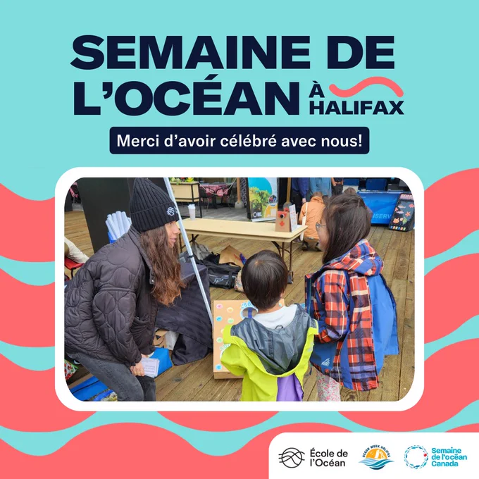 Un groupe assiste à un événement intitulé « Semaine de l'Océan à Halifax ». Le texte de l'image indique « Merci d'avoir célébré avec nous ! » et comprend les logos de l'École de l'Océan et de la Semaine de l'Océan Canada. Des adultes et un enfant s'intéressent à du matériel pédagogique présenté sur une table.
