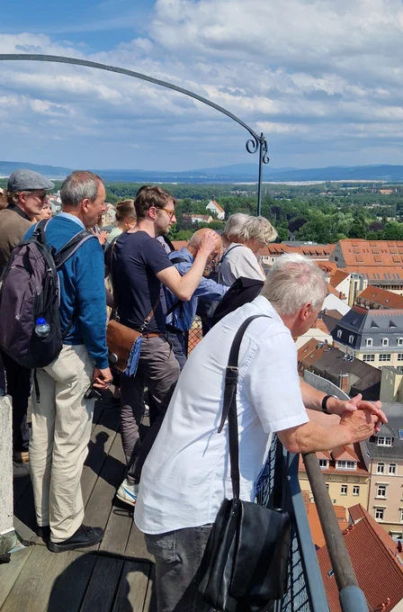 Mitglieder der Landesgruppe Mitteldeutschland der Deutschen Akademie für Städtebau und Landesplanung stehen auf einer Aussichtsplattform mit Blick über die Stadt Zittau. 