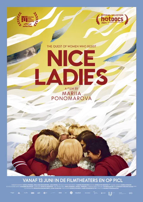 Filmposter Nice Ladies. Een groep oudere vrouwen met kort haar in rode kleding staan  omarmd in een cirkel met hun hoofden bij elkaar.