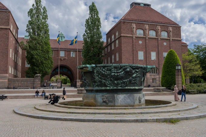 KTH campus building, with a fountain in the forefront.  