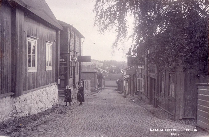 Vanha Porvoo, Vuorikatu. Valokuvaaja Natalia Linsén, 1898. Porvoon museo. Public Domain.