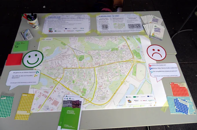Stadtplan/Karte mit verschiedenen Utensilien (bunte Punkte) zum markieren bestimmter Orte.