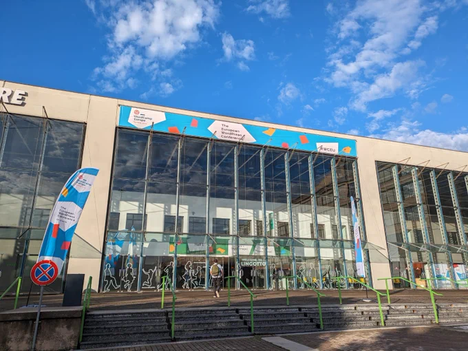 Ingresso di Lingotto Fiere che ospita WordCamp Europe 2024. Sullo sfondo il cielo blu sopra Torino.