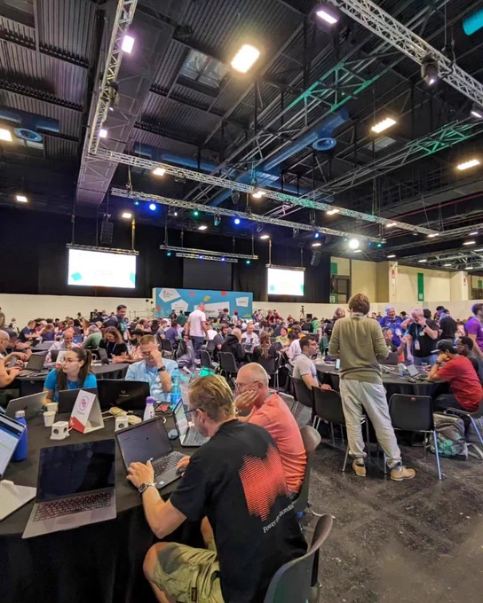 Persone che lavorano al PC durante il Contributor Day 