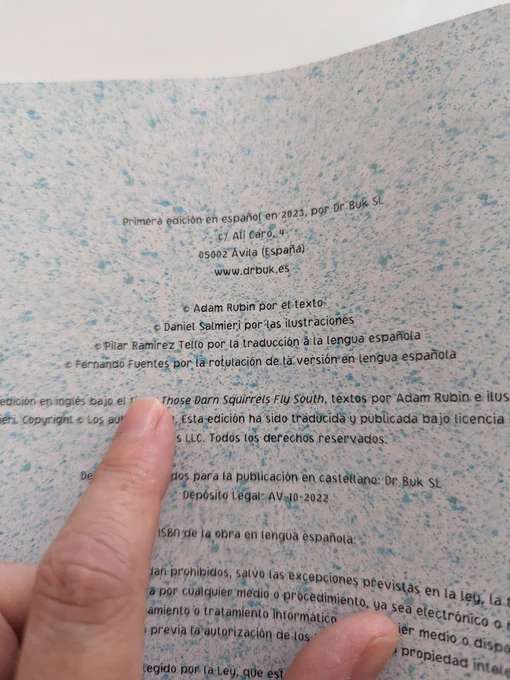 Mi dedo señalando mi nombre en los créditos.