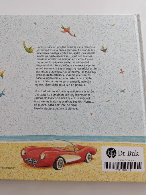 Texto de contracubierta: "Incluso para un gruñón como el viejo Florencio, el verano es una época gloriosa. Es cuando los preciosos pájaros visitan su jardín y así puede pintarlos hasta aburrirse..., a no ser que las malditas ardillas se pongan en medio. Es una pena que los pájaros vuelen al sur cuando llega el otoño. Pero ¿adónde van exactamente y qué hacen allí? Las ardillas (y Florencio) están decididas a averiguarlo. De nuevo, las malditas ardillas demuestran su ingenio y sus dotes para la ingeniería en una historia ocurrente y estrafalaria que te sorprenderá, incluso si ya has visto cómo te la lían en tu patio.

<<Las bufonadas visuales y el humor socarrón del texto se combinan con las expresiones típicas de Florencio para que este segundo libro de las Malditas ardillas sea un triunfo. De nuevo, para partirse de risa». Reseña destacada, Kirkus Reviews".