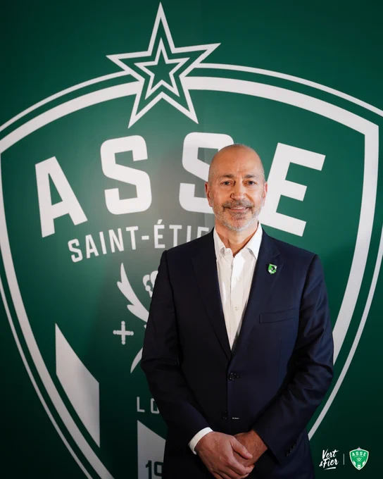 Ivan Gazidis devant le logo de l'ASSE