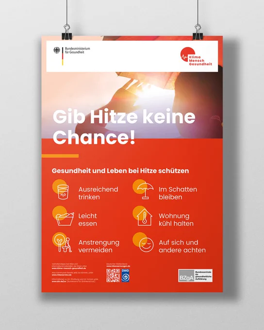 Zu sehen ist ein Info-Plakat der BZgA, des Bundesministeriums für Gesundheit, sowie "Klima-Mensch-Gesundheit". Darauf sind 6 Hinweise mit passenden Icons abgebildet: "Gib Hitze keine Chance!", "Gesundheit und Leben bei Hitze schützen". "Ausreichend trinken, Leicht essen, Anstrengung vermeiden, Im Schatten bleiben, Wohnung kühl halten, Auf sich und andere achten".