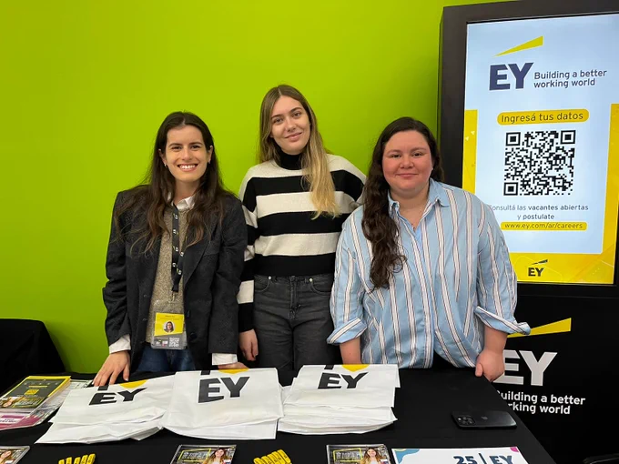 Stand de EY en la Feria de empleo "Job Fair 2024" en la Universidad Torcuato Di Tella. 