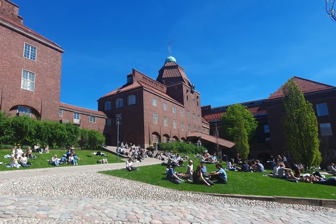 Crowds of students sitting in the sun in Borggården.