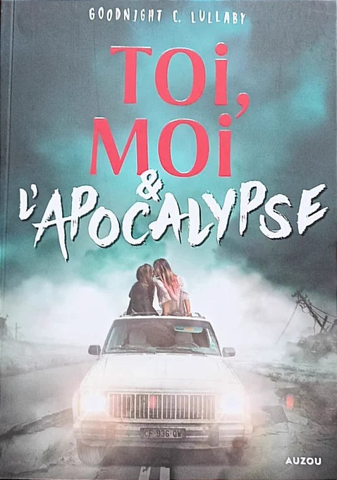 Couverture de mon roman Toi, moi et l'apocalypse, chez Auzou.

On peut y voir deux jeunes femmes qui s'embrassent, assises sur le toit d'une jeep blanche, pendant que le monde s'effondre autour d'elles.