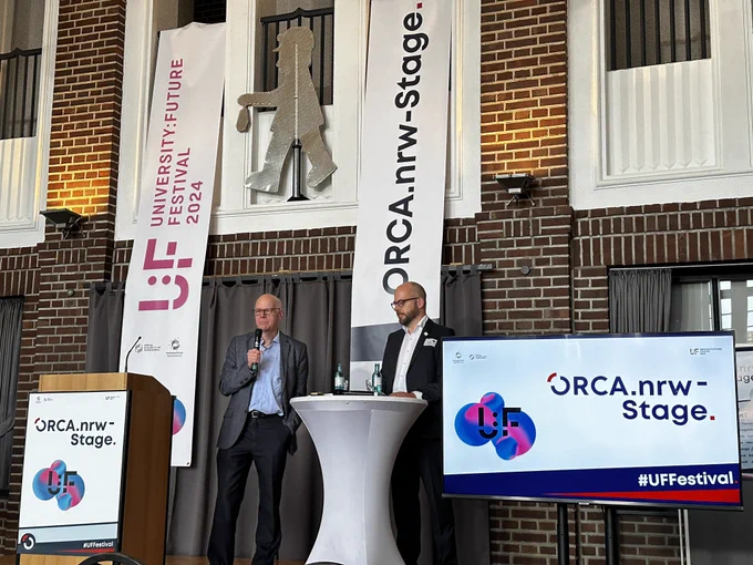 Prof. Dr. Norbert Lammert und PD Dr. Markus Deimann gemeinsam auf der ORCA.nrw Bühne.