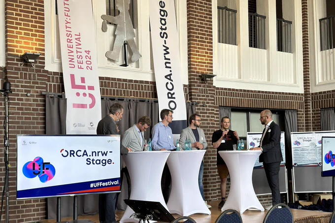Podium auf der ORCA.nrw Bühne.