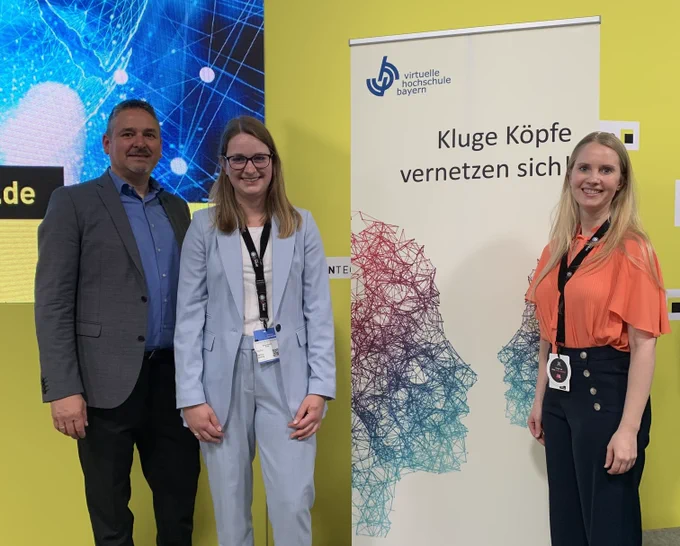 Dr. Holger Kächelein (vhb), Martina Göhring (#BayZiel) und Julia Rupprecht (#ProfiLehrePlus)

Bildnachweis: Christina Suchi (vhb)