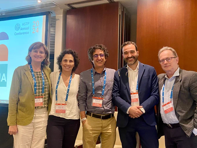 “Modelos organizativos de oficinas de transferencia de conocimiento en España” en el contexto de la Conferencia Anual de ASTP 2024 celebrada en Sevilla. Sesión coorganizada por RedOTRI y RedTransfer a propuesta de ASTP. En la imagen los ponentes: Ángeles López Lozano, RTTP, Universidade de Vigo, Lurdes Jordi, Fundació Bosch i Gimpera (Univ. Barcelona), Iker Bilbao, NEIKER, Pablo Hervás Ballesteros, Fundación Progreso y Salud,  sesión moderada por Juan Martínez Armesto de RedTransfer.    info https://www.redtransfer.org/noticiasyactividades/participacion-de-redtransfer-en-la-la-conferencia-anual-de-astp-2024-celebrada-en-sevilla
