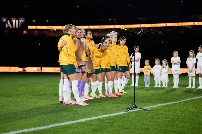 Lydia Williams alongside her teammates during Monday night's game against China PR. (Photo: Rachel Bach/By The White Line)