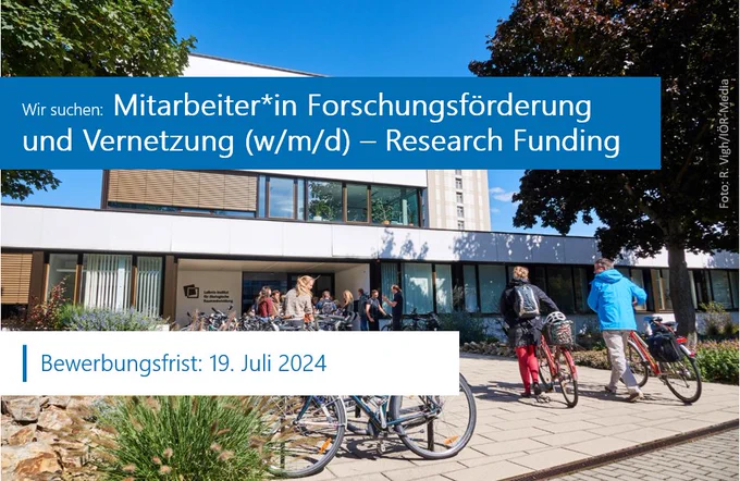 Foto vom Haupteingang des IÖR, davor Fahrradständer und Menschen, die auf den Eingang zulaufen oder davor stehen. Zwei Text-Banner: 1) Gesucht: Mitarbeiter*in Forschungsförderung und Vernetzung (m/w/d) - Research Funding 2) Bewerbungsfrist: 19. Juli 2024