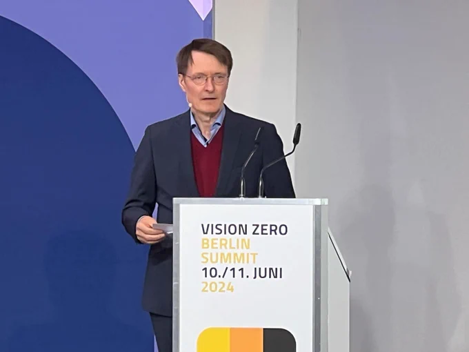 Bundesgesundheitsminister Professor Karl Lauterbach steht an einem Rednerpult. Er hält eine Rede beim Vision Zero Summit in Berlin.