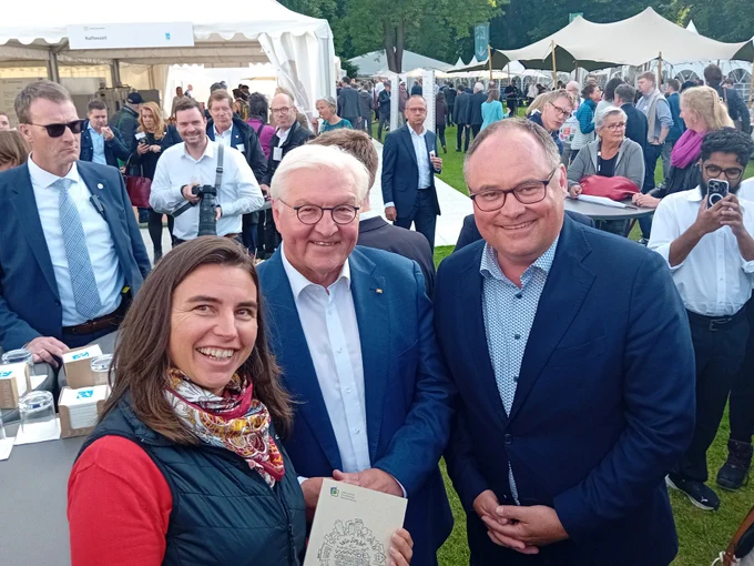 Foto mit Bundespräsident Frank-Walter Steinmeier (Mitte) im Garten von Schloss Bellevue. Links Dr. Ramona Voshage, Leiterin IÖR-Forschungsdatenzentrum. Rechts Prof. Dr. Wolfgang Wende, Forschungsbereichsleiter am IÖR (Leibniz-Institut für ökologische Raumentwicklung in Dresden).