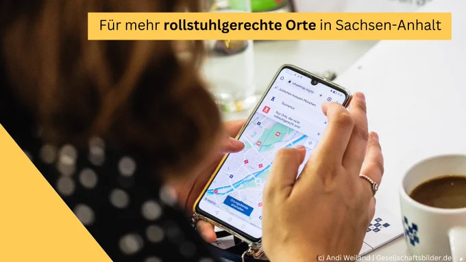 Eine Person nutzt die [Wheelmap.org](https://wheelmap.org "Webseite von Wheelmap.org")  App auf dem Handy
