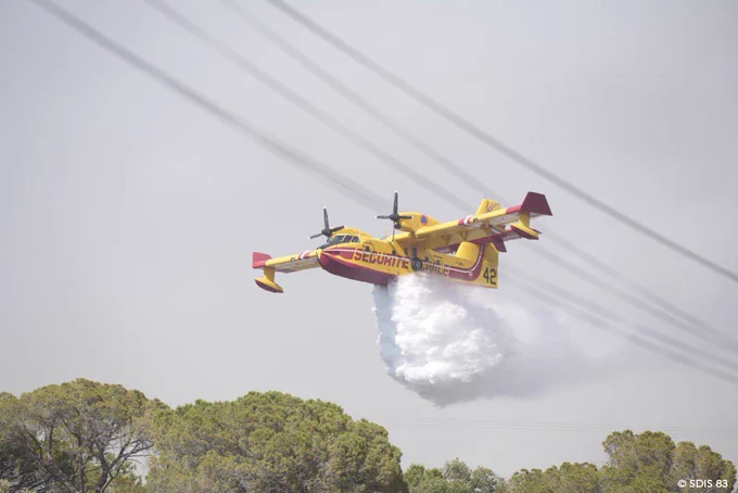 Largage d’un Canadair sur le feu de forêt de Vidauban (Var)